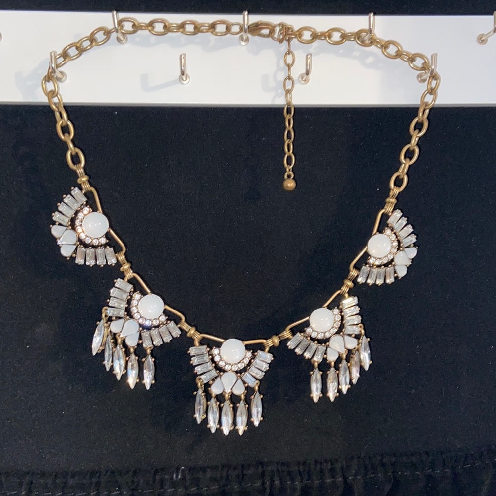 Beautiful White Necklace like NEW!